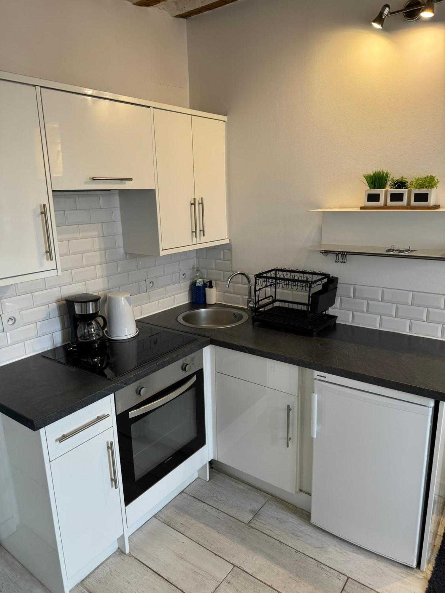 Freshly Tastefully Renovated Apartments In Heart Of Old Αντίμπ Εξωτερικό φωτογραφία